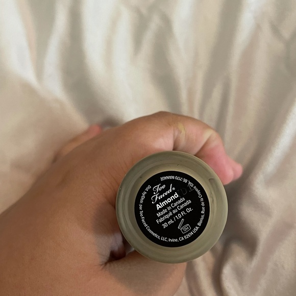 Too faced foundation - Picture 2 of 3